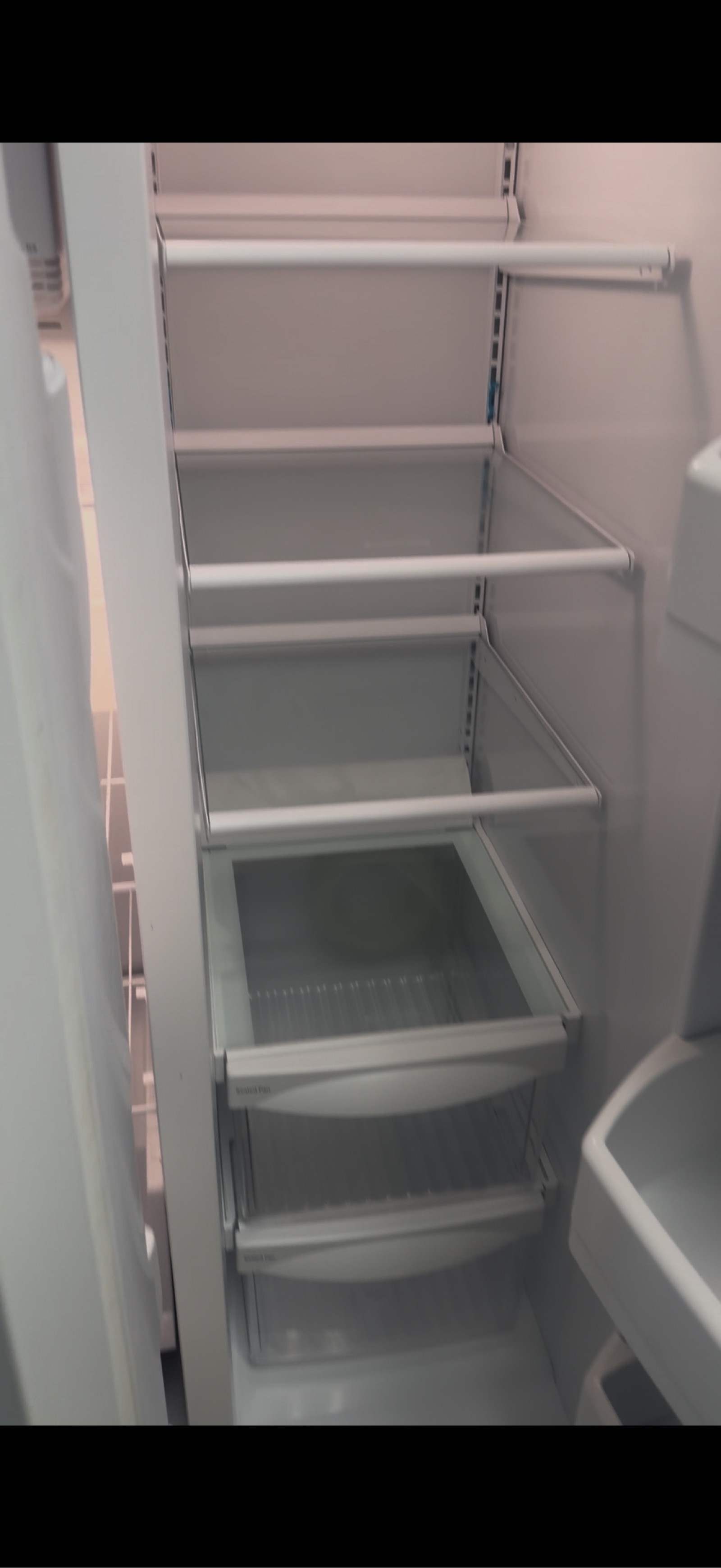 Cocina blanca impecable con piso brillante