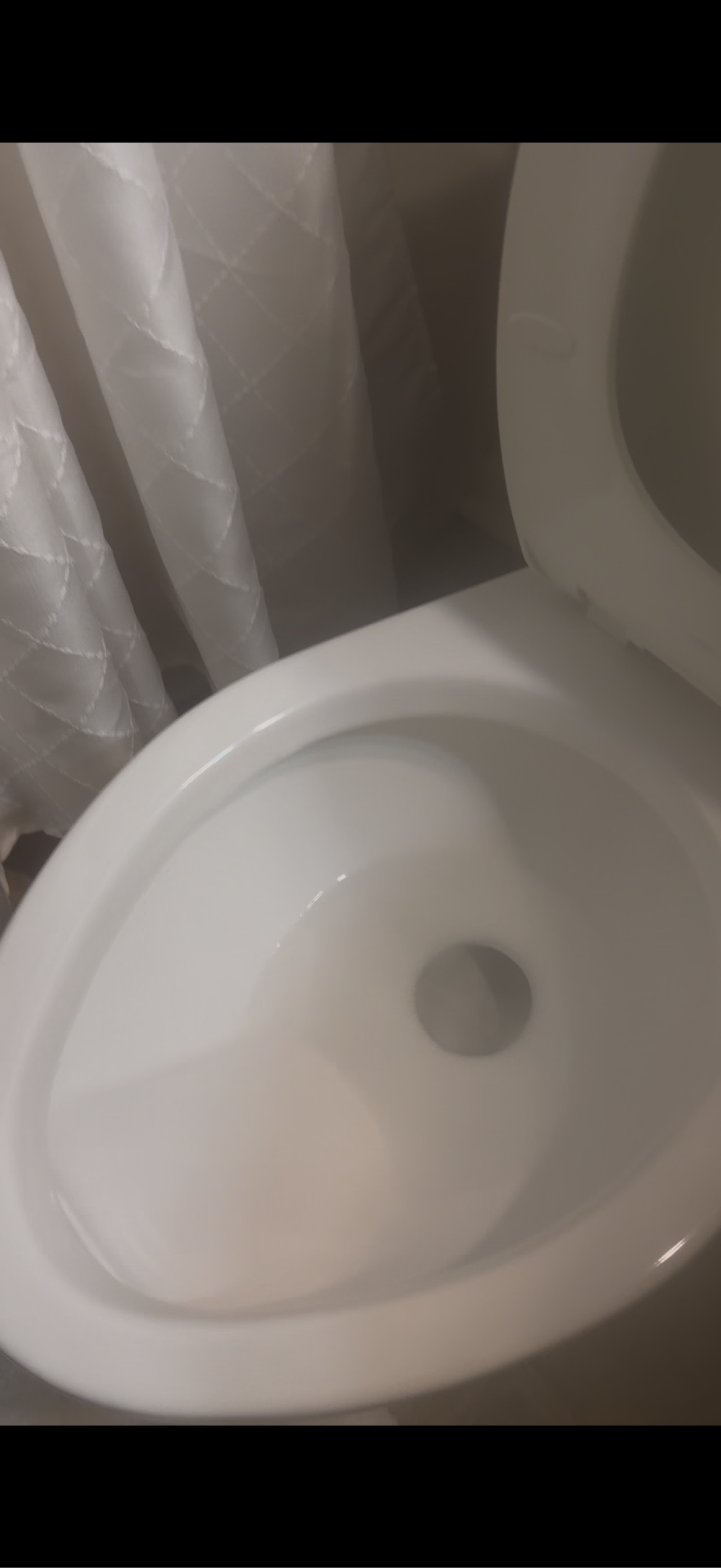 Lavabo blanco limpio sobre encimera de mármol