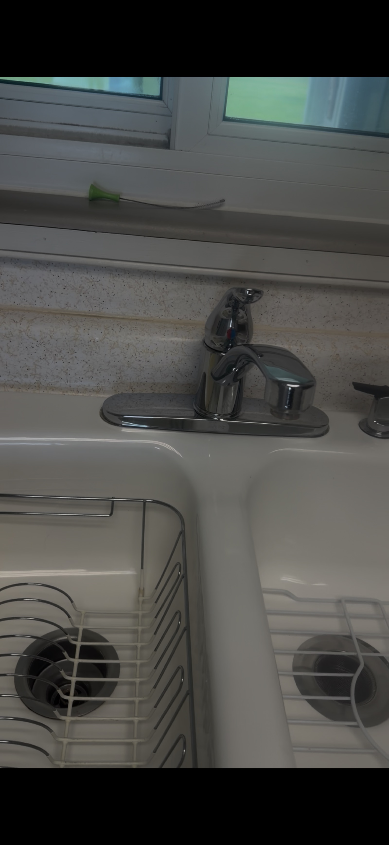Baño moderno impecable con espejo iluminado
