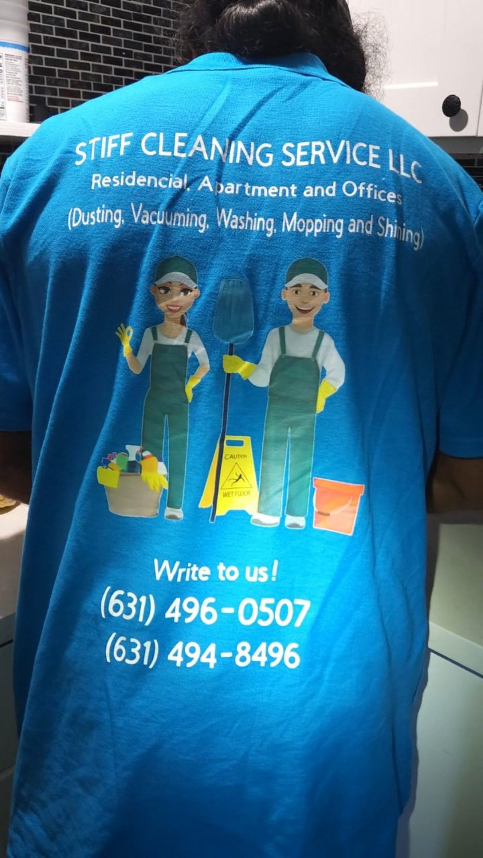 El equipo de Stiff Cleaning Services en la puerta de una casa